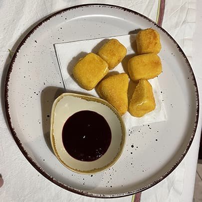Appetizers: bruschetta, grilled kashkaval cheese and beef sausages