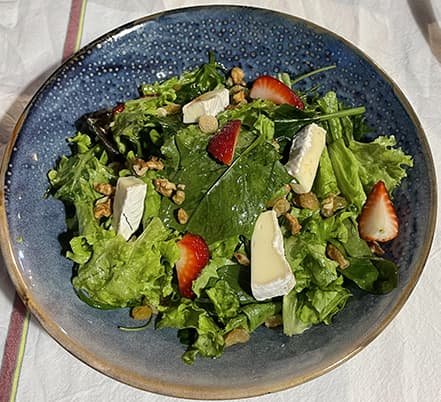 Chef's Salad with arugula, beef fillet and seasonal fruits